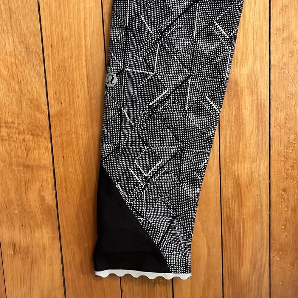 Lululemon Size 6 Pattern Running Crop With Pockets - image 3
